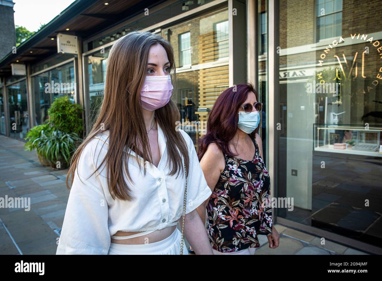 Regno Unito / Londra /due shopper femminili dalla Germania che indossano una maschera vicino a King's Rd, Londra , Regno Unito. Foto Stock