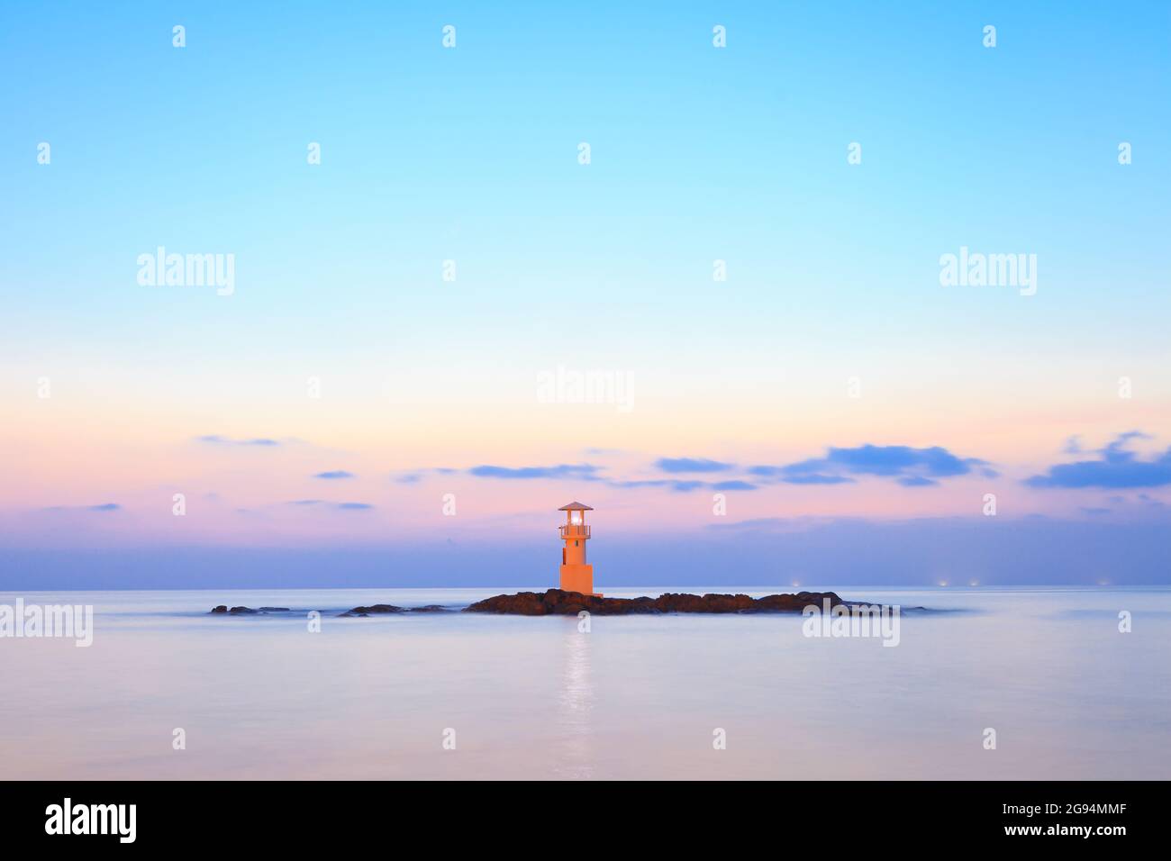 Cielo colorato al tramonto behide faro Foto Stock
