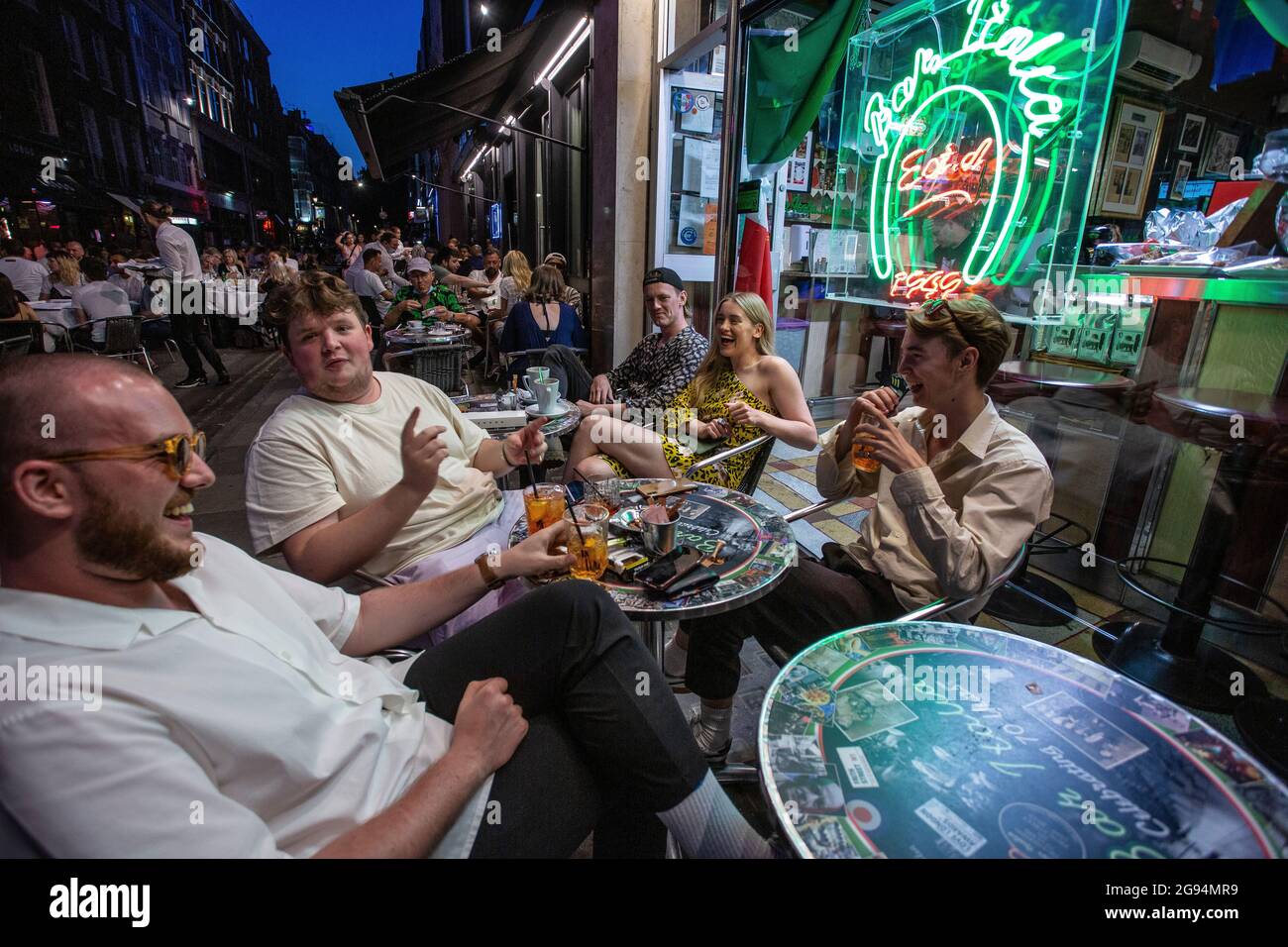 Regno Unito / Londra / persone che siedono al Bar Italia su Frith Street a Soho, Londra, 23 luglio 2021 . Foto Stock