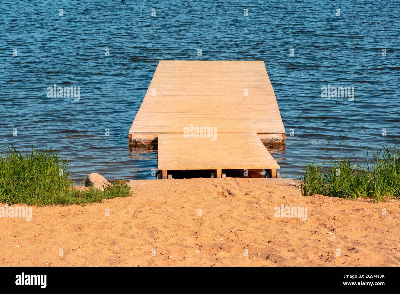 Molo di legno (ponte) si estende dalla spiaggia al mare turchese onda Foto Stock