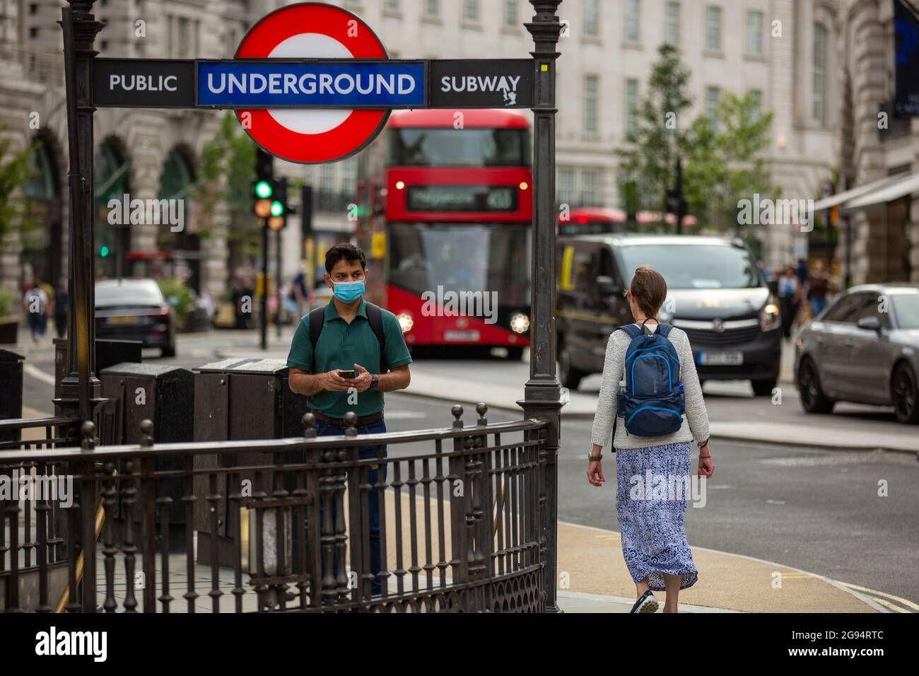 Londra, Regno Unito. 23 luglio 2021. Un uomo che indossa una maschera come misura preventiva contro la diffusione della covid-19 entra nella stazione metropolitana di Piccadilly Circus a Londra. Il numero di nuovi casi COVID nel Regno Unito è sceso per il terzo giorno di fila, secondo i dati del governo. Il paese ha registrato 36,389 nuovi casi e 64 decessi correlati al coronavirus nell’ultimo periodo di 24 ore. Credit: SOPA Images Limited/Alamy Live News Foto Stock