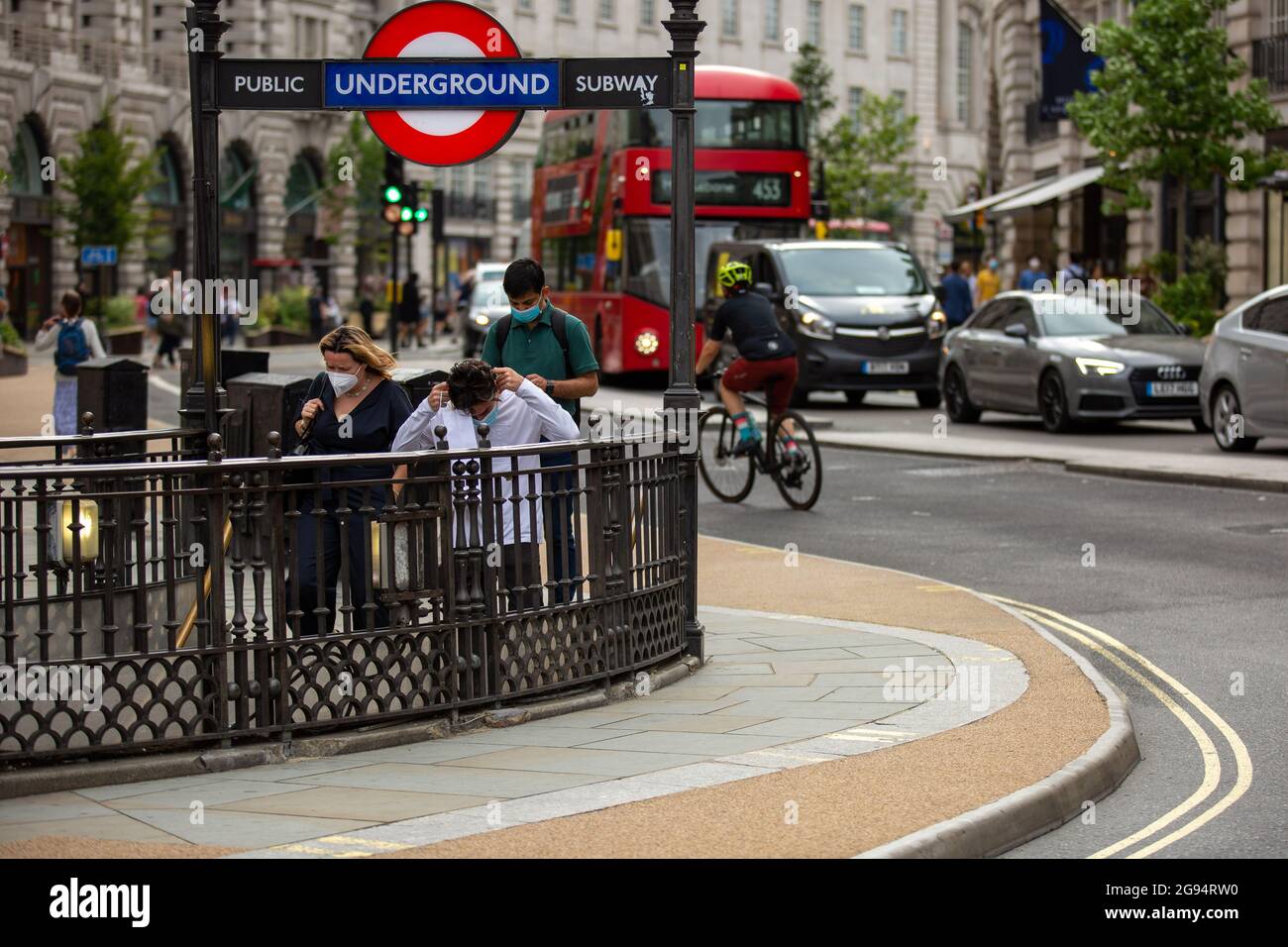 Londra, Regno Unito. 23 luglio 2021. Le persone che indossano maschere come misura preventiva contro la diffusione del Covid-19 a piedi nella stazione metropolitana Piccadilly Circus a Londra. Il numero di nuovi casi COVID nel Regno Unito è sceso per il terzo giorno di fila, secondo i dati del governo. Il paese ha registrato 36,389 nuovi casi e 64 decessi correlati al coronavirus nell’ultimo periodo di 24 ore. Credit: SOPA Images Limited/Alamy Live News Foto Stock