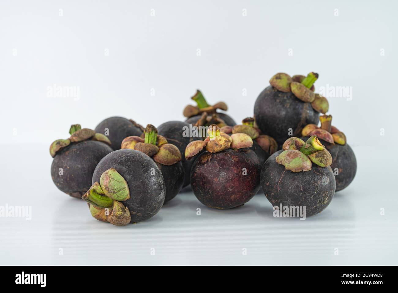 Mangosteen maturo o localmente conosciuto come manggis, una frutta famosa in Malesia. Punti di messa a fuoco selettivi. Sfondo sfocato Foto Stock