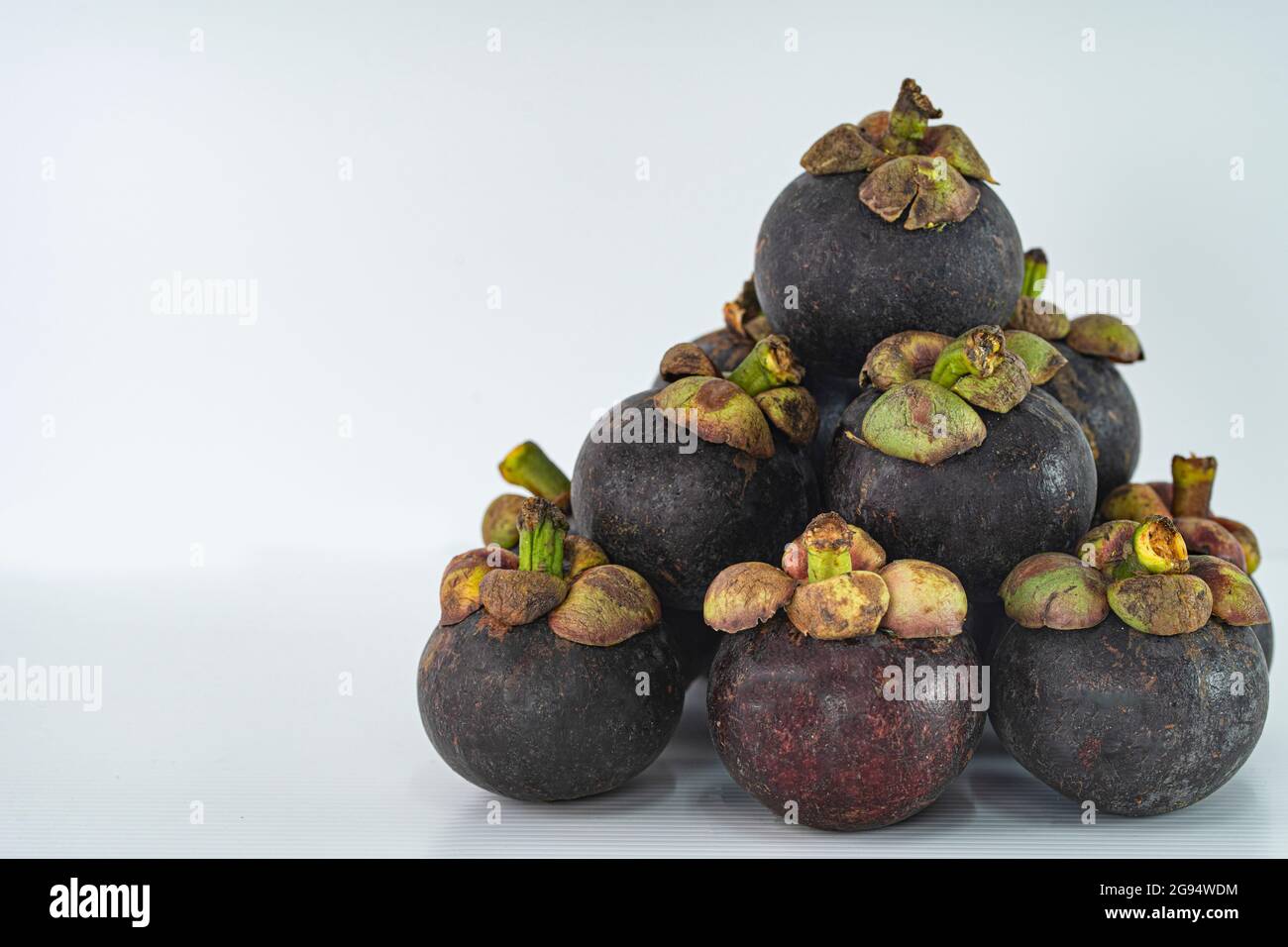 Mangosteen maturo o localmente conosciuto come manggis, una frutta famosa in Malesia. Punti di messa a fuoco selettivi. Sfondo sfocato Foto Stock