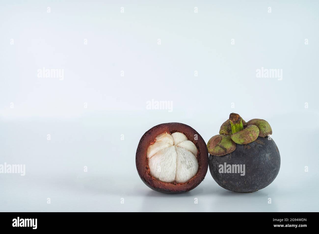 Mangosteen maturo o localmente conosciuto come manggis, una frutta famosa in Malesia. Punti di messa a fuoco selettivi. Sfondo sfocato Foto Stock