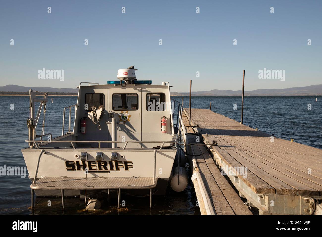 Lassen County pattuglia barca ormeggiata a Eagle Lake nel nord della California pronto a rispondere a qualsiasi emergenza sul lago. Foto Stock