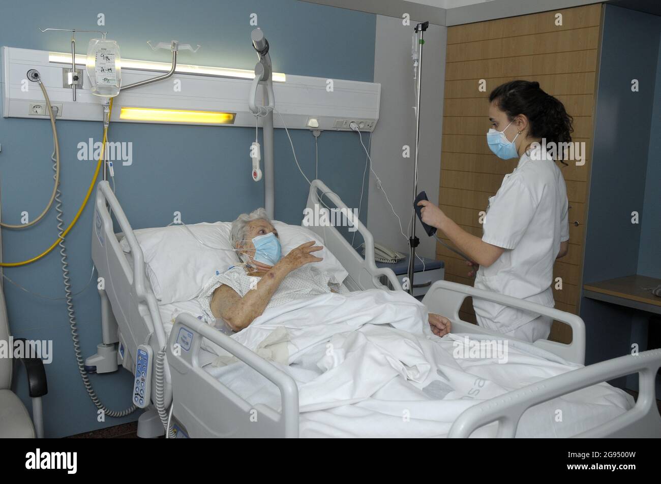 Paziente e infermiere l'ospedale può 2020 periodo Covid Foto Stock