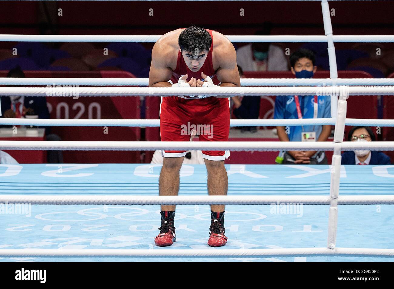 Sanjar TURSUNOV (UZB) si inchina dopo la sua sconfitta; Boxing/men, turno preliminare, pesi massimi, il 24 luglio, 2021; Olimpiadi estive 2020, dal 23.07. - 08.08.2021 a Tokyo/Giappone. Foto Stock