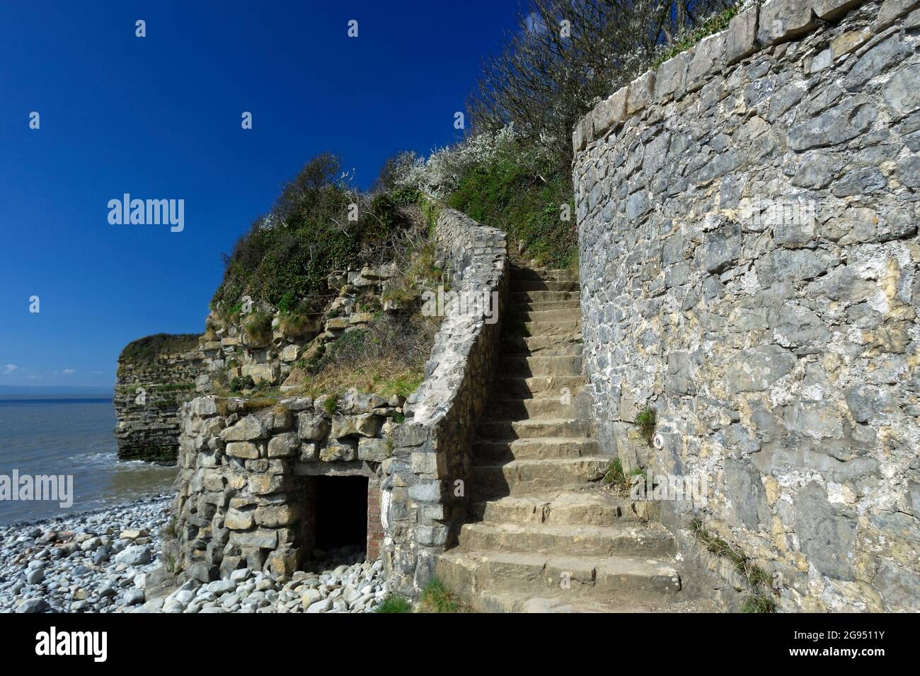 Seconda guerra mondiale scatola pill e sentiero, Tresilian Bay, Glamorgan Heritage Coast, vale di Glamorgan, Galles del Sud. Foto Stock