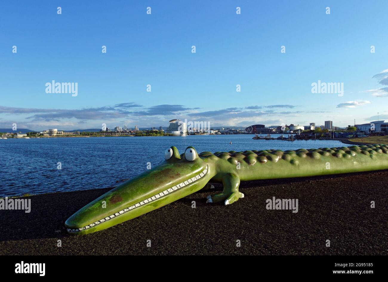 L'enorme coccodrillo dell'omonimo libro di Roald Dahl, Cardiff Bay Barrage, Cardiff, Galles del Sud. Foto Stock