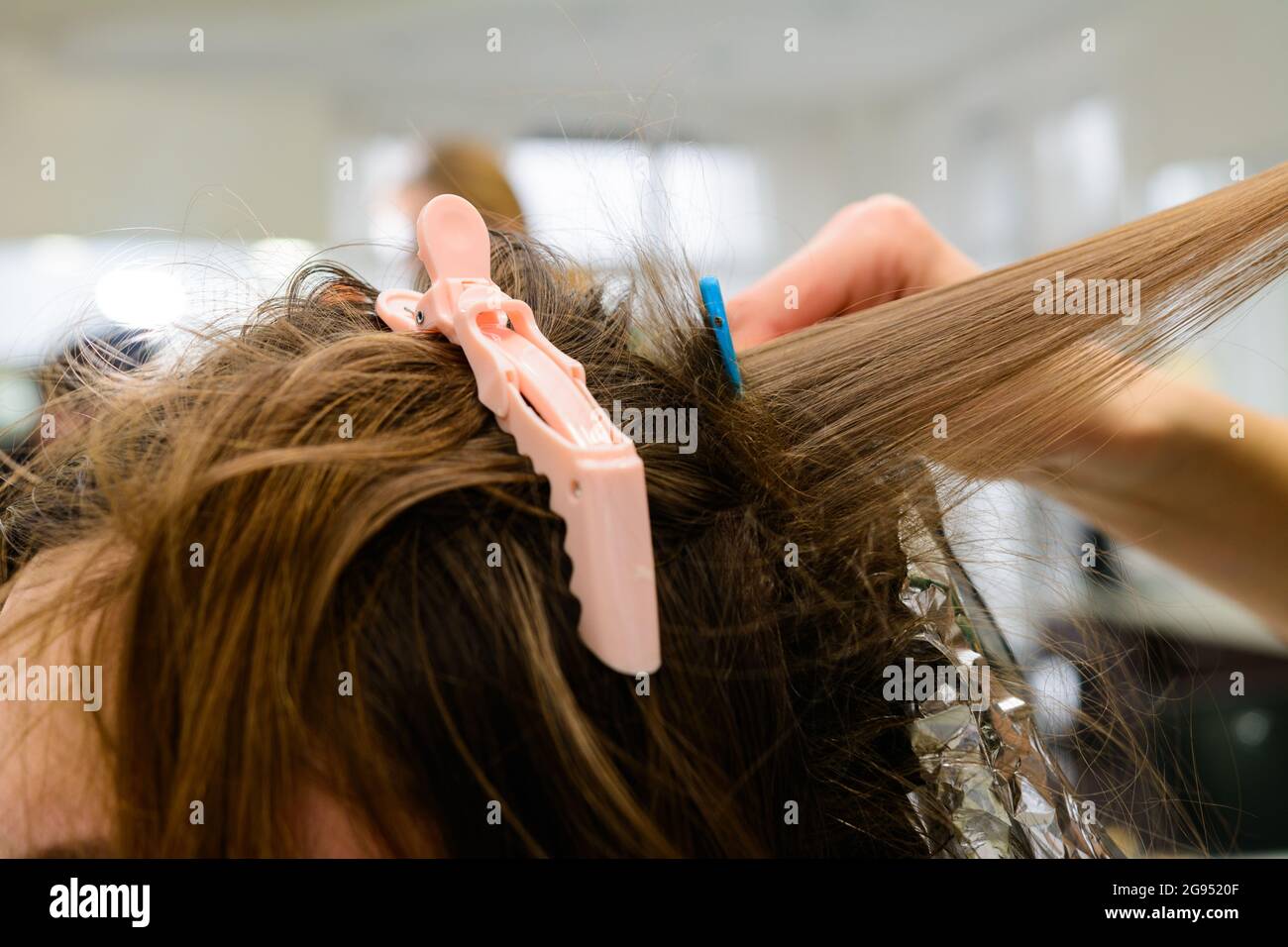 Tintura dei capelli durante il periodo di quarantena, cliente e parrucchiere  in maschere, decolorazione dei capelli. Novità Foto stock - Alamy