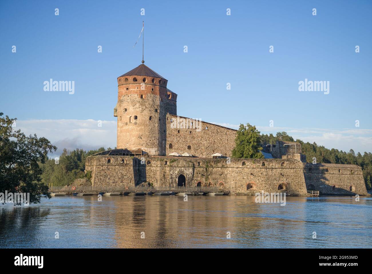 Vista della vecchia fortezza svedese di Olavinlinna (Olafsborg) in una serata di agosto. Savonlinna, Finlandia Foto Stock