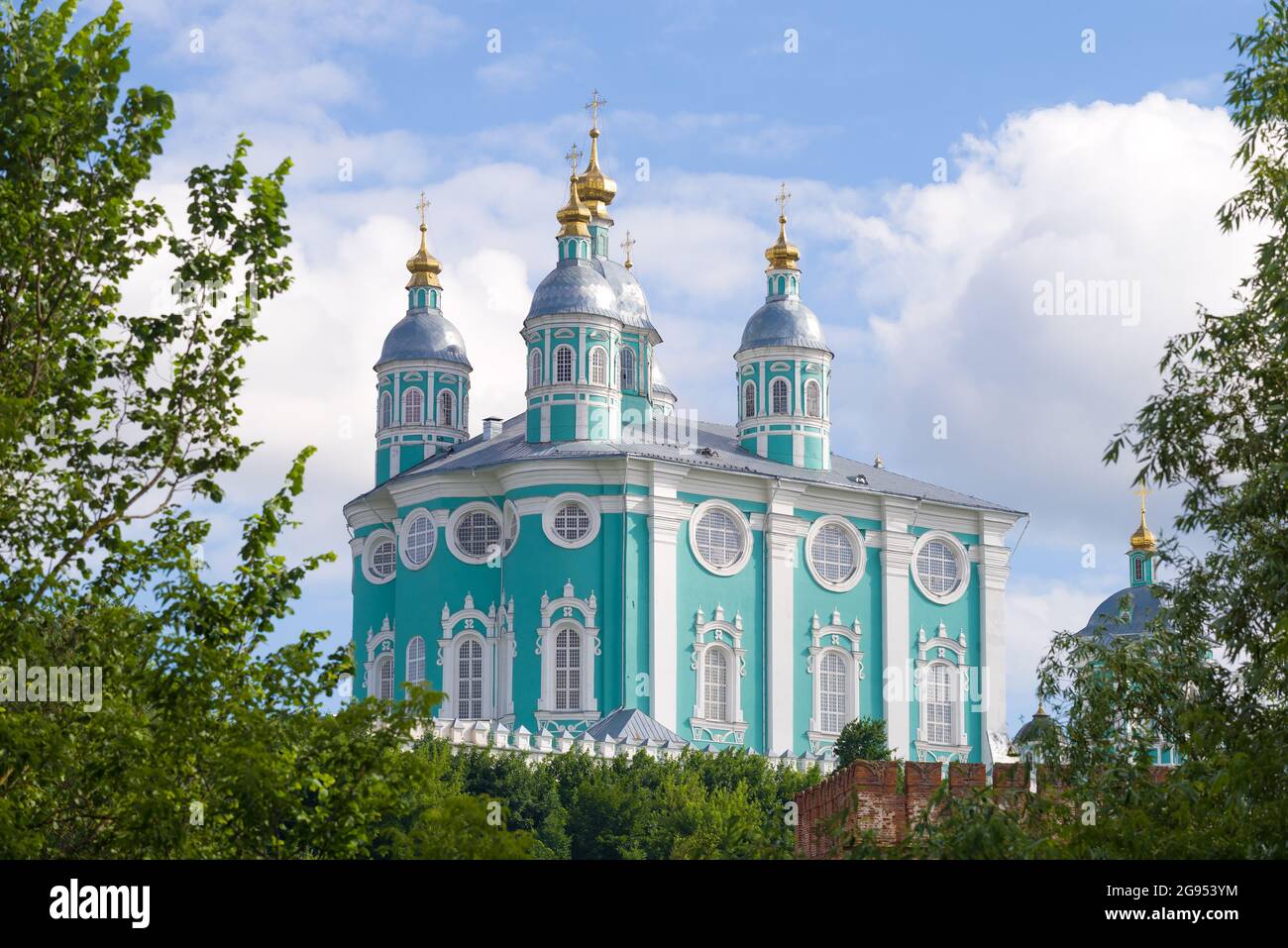Vista della Cattedrale dell'Assunzione in un giorno soleggiato di luglio. Smolensk, Russia Foto Stock