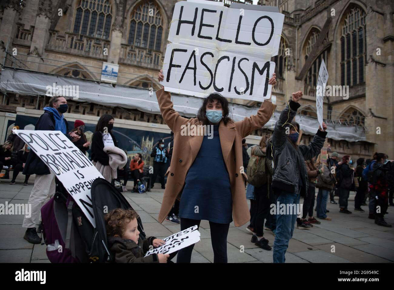Bath, Regno Unito. 27 marzo 2021. Circa 200 giovani manifestanti sono scesi per le strade della storica Bath nel Nord Somerset per dimostrare contro Foto Stock