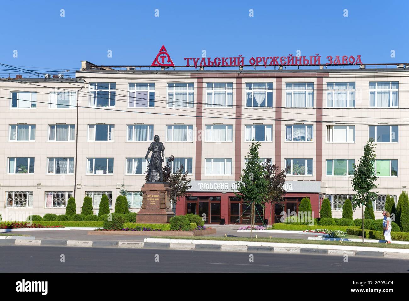 TULA, RUSSIA - 06 LUGLIO 2021: Vista dell'ingresso centrale della 'Tula Arms Factory' in un giorno soleggiato di luglio Foto Stock