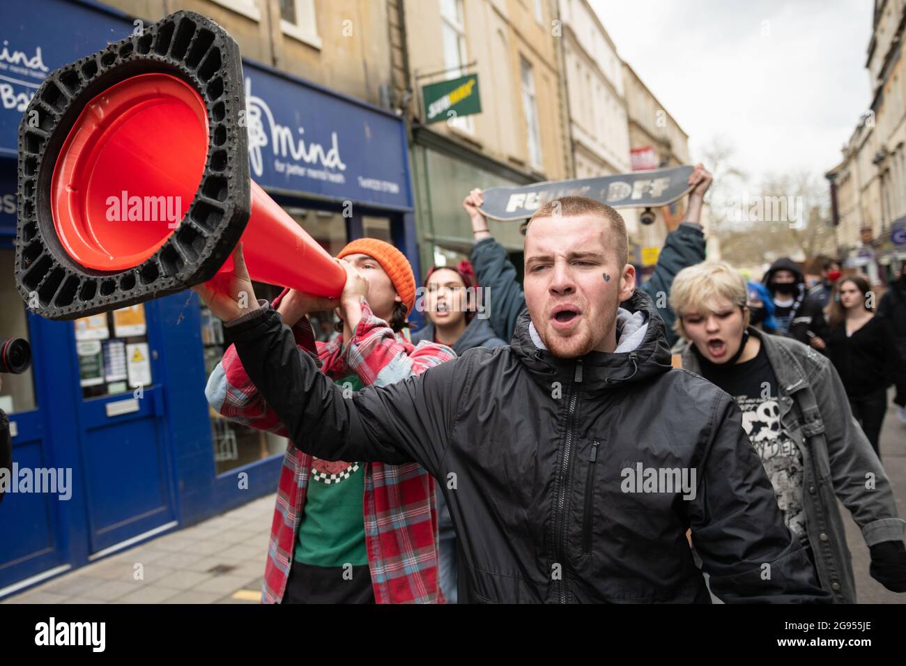 Bath, Regno Unito. 27 marzo 2021. Circa 200 giovani manifestanti sono scesi per le strade della storica Bath nel Nord Somerset per dimostrare contro Foto Stock