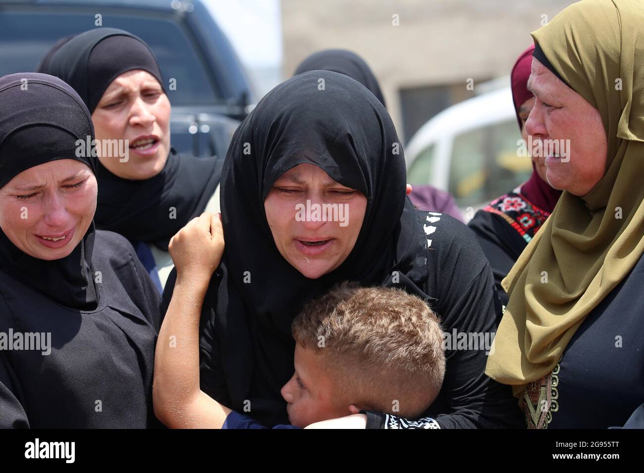 (210724) -- RAMALLAH, 24 luglio 2021 (Xinhua) -- i parenti dell'adolescente palestinese Mohammed Tamimi piagano durante i suoi funerali nel villaggio di Deir Nizam, ad ovest della città di Ramallah, 24 luglio 2021. Un adolescente palestinese è stato ucciso e decine sono stati feriti venerdì in scontri tra i manifestanti palestinesi e i soldati israeliani in Cisgiordania. Il ministero della salute palestinese ha dichiarato in una dichiarazione che Mohammed Tamimi, 17 anni, è stato ucciso negli scontri a Nabi Saleh villaggio a nord-ovest della città di Ramallah, sulla Cisgiordania. (Foto di Nidal Eshtayeh/Xinhua) Foto Stock