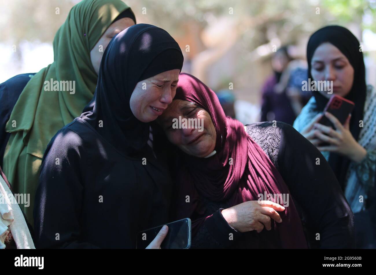 (210724) -- RAMALLAH, 24 luglio 2021 (Xinhua) -- i parenti dell'adolescente palestinese Mohammed Tamimi piagano durante i suoi funerali nel villaggio di Deir Nizam, ad ovest della città di Ramallah, 24 luglio 2021. Un adolescente palestinese è stato ucciso e decine sono stati feriti venerdì in scontri tra i manifestanti palestinesi e i soldati israeliani in Cisgiordania. Il ministero della salute palestinese ha dichiarato in una dichiarazione che Mohammed Tamimi, 17 anni, è stato ucciso negli scontri a Nabi Saleh villaggio a nord-ovest della città di Ramallah, sulla Cisgiordania. (Foto di Nidal Eshtayeh/Xinhua) Foto Stock