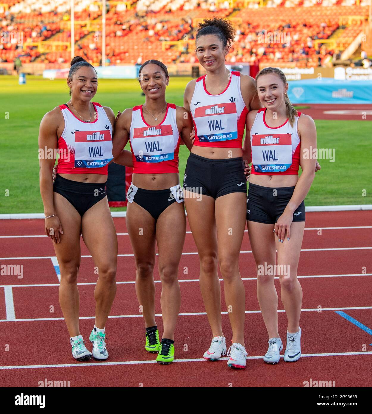 GATESHEAD, INGHILTERRA - LUGLIO 13: Mica Moore, Amy Odunaiya, Melissa Roberts e Hannah Brier (WAL) gareggiando nella gara di relè delle donne 4x100m al Muller Foto Stock