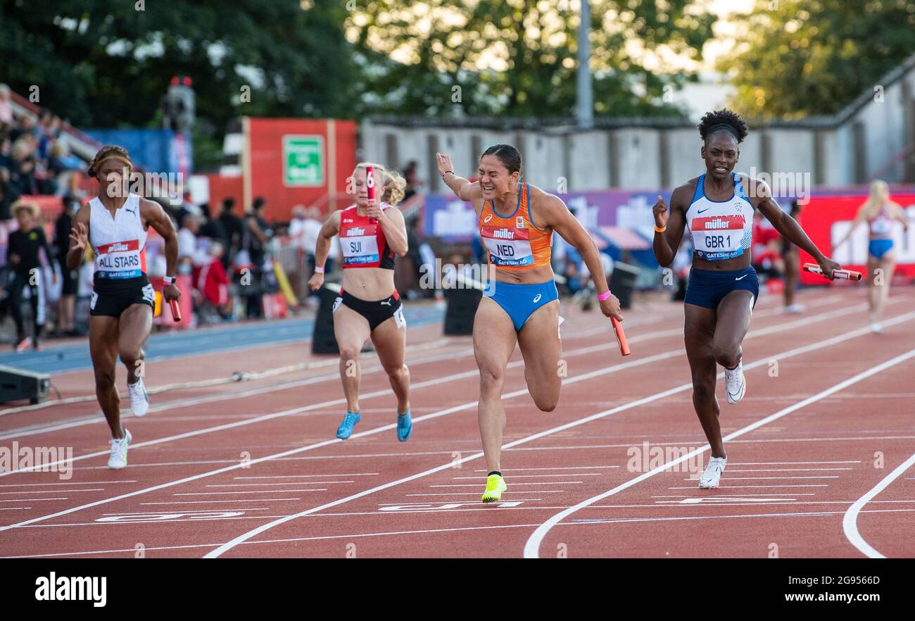 GATESHEAD, INGHILTERRA - LUGLIO 13: Natasha Morrison (All Stars) Cynthia Reinle (sui) Naomi Sedney (NED) Daryll Neita (GBR) in competizione nelle donne 4x100m r Foto Stock