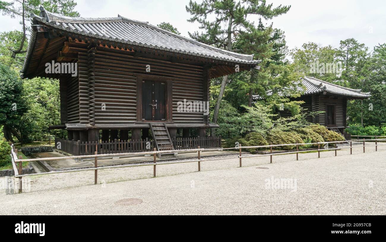 Hozo (Casa del Tesoro) e Kyozo (magazzino Sutra) al Tempio Toshodai-ji a Nara, Giappone Foto Stock