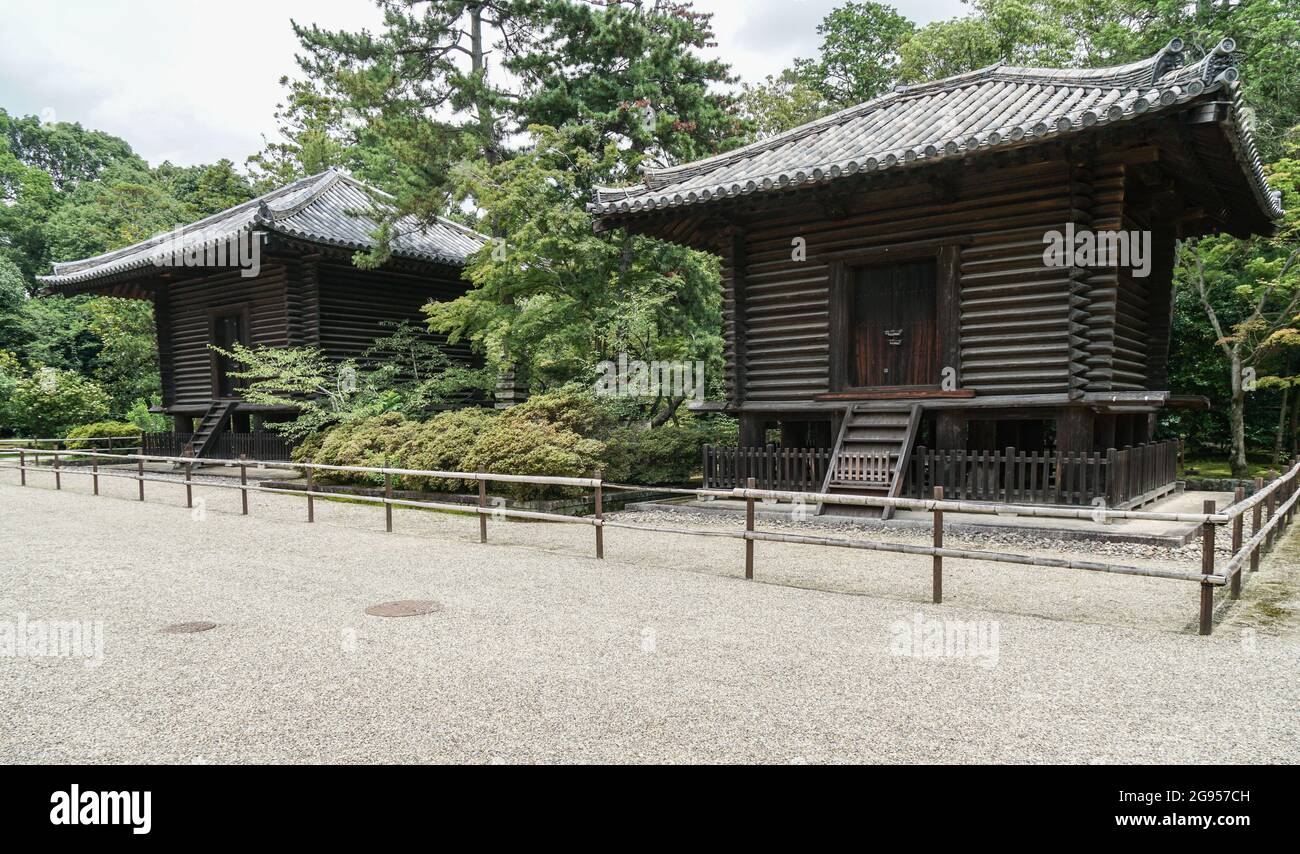 Hozo (Casa del Tesoro) e Kyozo (magazzino Sutra) al Tempio Toshodai-ji a Nara, Giappone Foto Stock