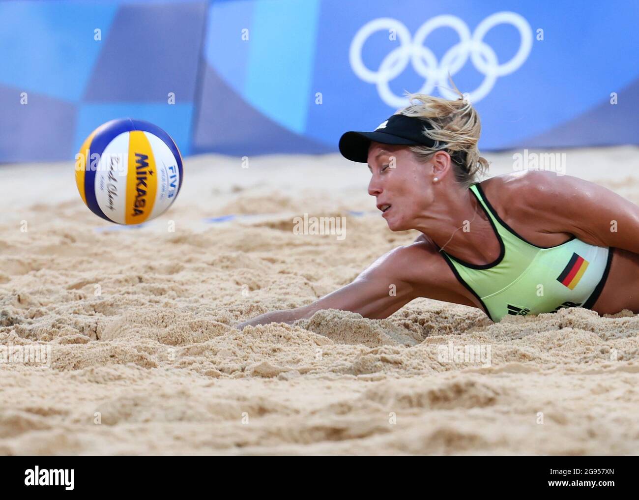 Tokyo, Giappone. 24 luglio 2021. Karla Borger della Germania salva la palla durante la partita preliminare femminile di Beach volley di Tokyo 2020 tra il Verge-Depre, A/Heidrich della Svizzera e il Sude /Borger della Germania a Tokyo, Giappone, il 24 luglio 2021. Credit: LAN Hongguang/Xinhua/Alamy Live News Foto Stock