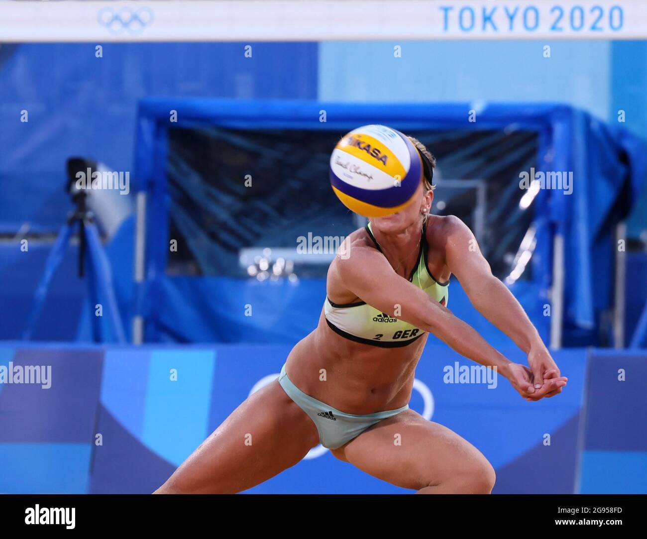 Tokyo, Giappone. 24 luglio 2021. Karla Borger, in Germania, compete durante la gara preliminare femminile di Beach volley di Tokyo 2020 tra il Verge-Depre, L'A/Heidrich e il Sude /Borger, in Germania, a Tokyo, Giappone, il 24 luglio 2021. Credit: LAN Hongguang/Xinhua/Alamy Live News Foto Stock