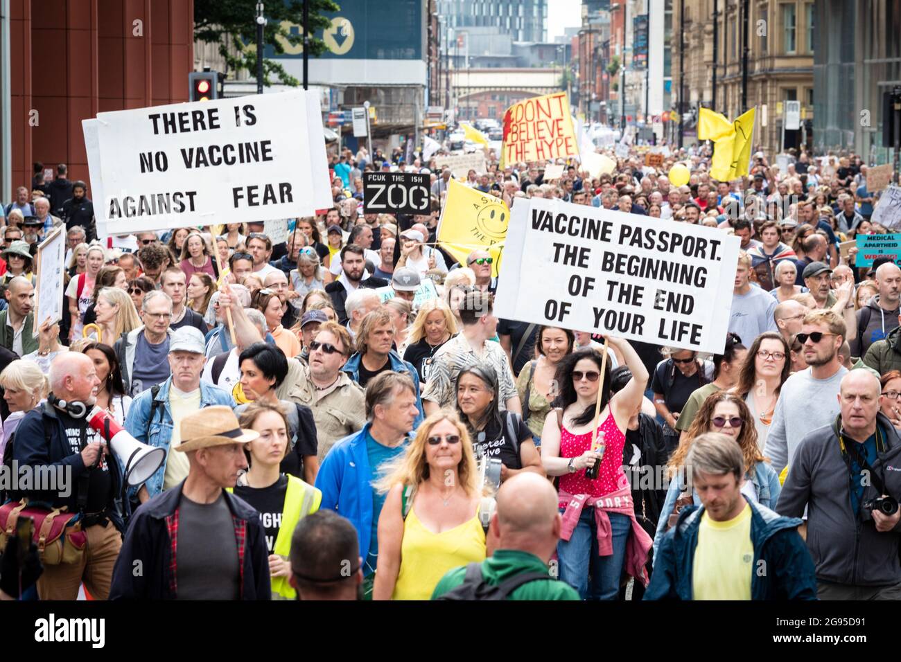 Manchester, Regno Unito. 24 luglio 2021. Centinaia di manifestanti con cartelli di vaccinazione anti COVID19 scendono in città. La gente marcia attraverso Piccadilly per una dimostrazione mondiale di Rally per la libertà. Credit: Andy Barton/Alamy Live News Foto Stock