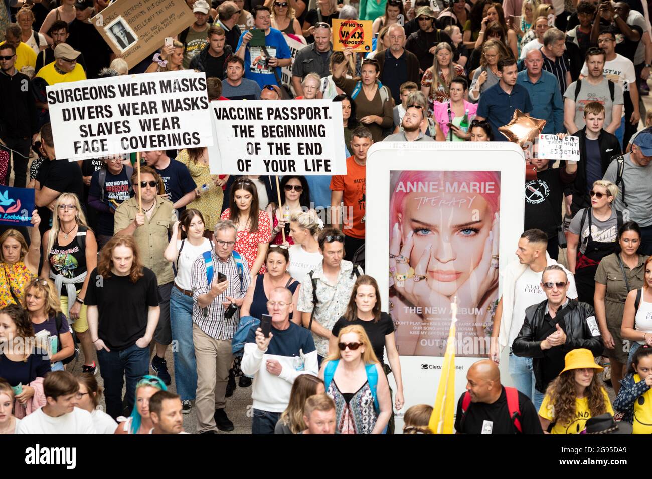 Manchester, Regno Unito. 24 luglio 2021. Centinaia di persone sconvolgevano l'Arndale Shopping Centre durante una protesta contro il blocco. La gente marcia attraverso la città per una manifestazione mondiale di Rally per la libertà. Credit: Andy Barton/Alamy Live News Foto Stock