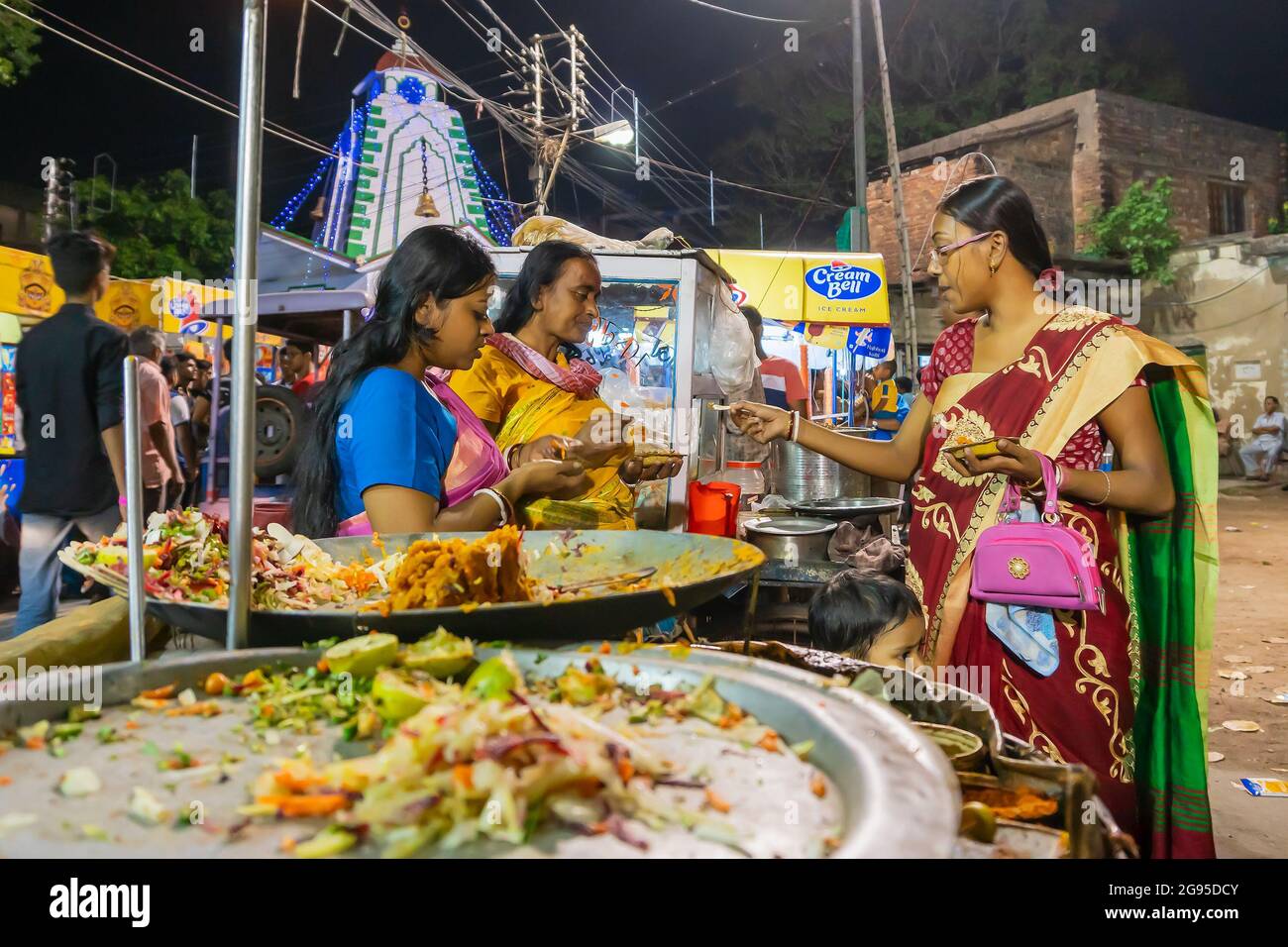 Howrah, Bengala Occidentale, India - Aprile 14th 2019 : i devoti indù bengalesi mangiano i chotpoti , un piatto alimentare indiano del bengalese a bordo strada, che celebra il nuovo anno. Foto Stock