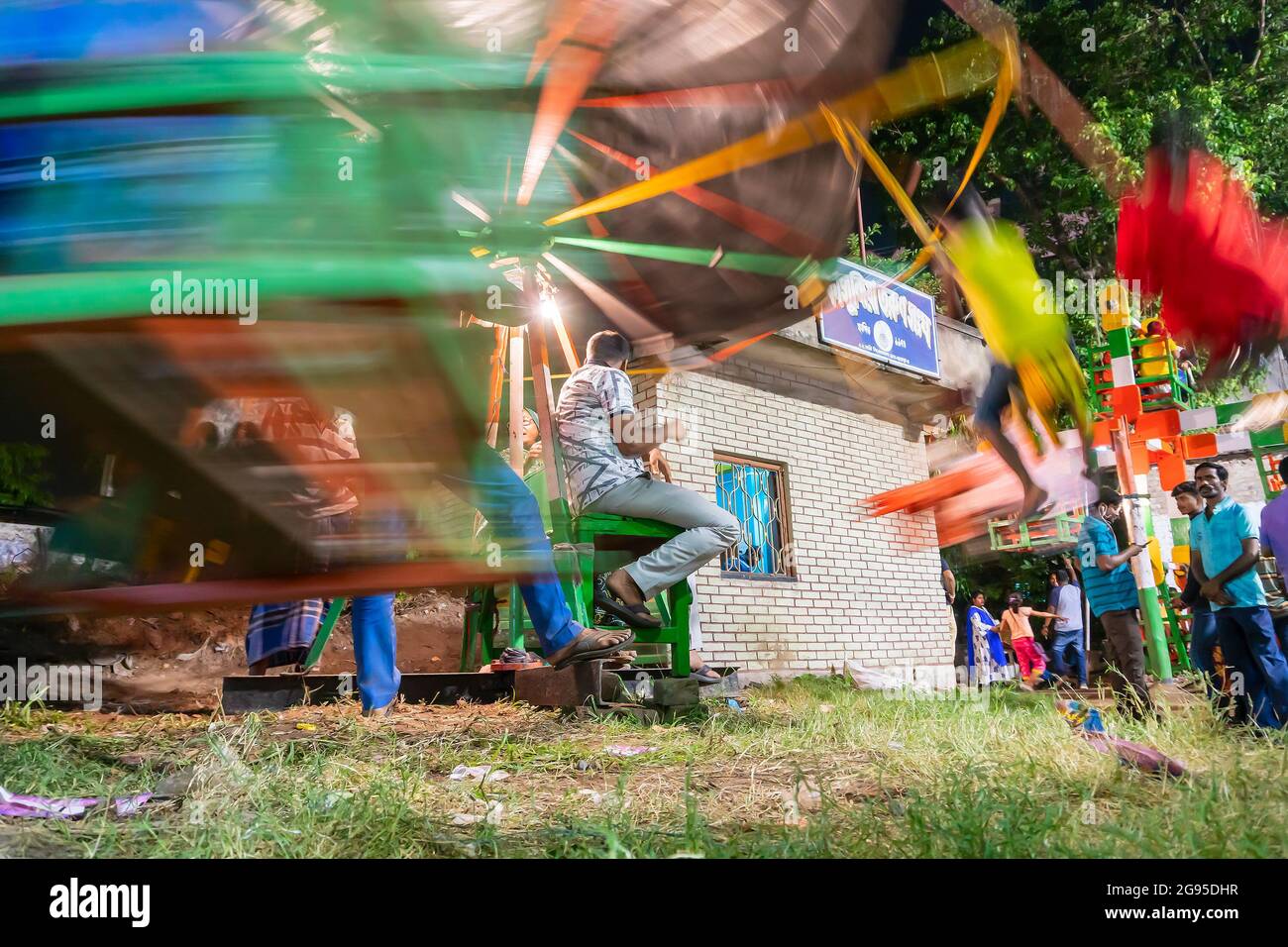 Howrah, Bengala Occidentale, India - Aprile 14th 2019 : persona che guarda a cavallo Bambini su Nagordola- un giro di divertimento tradizionale per celebrare il nuovo anno. Foto Stock