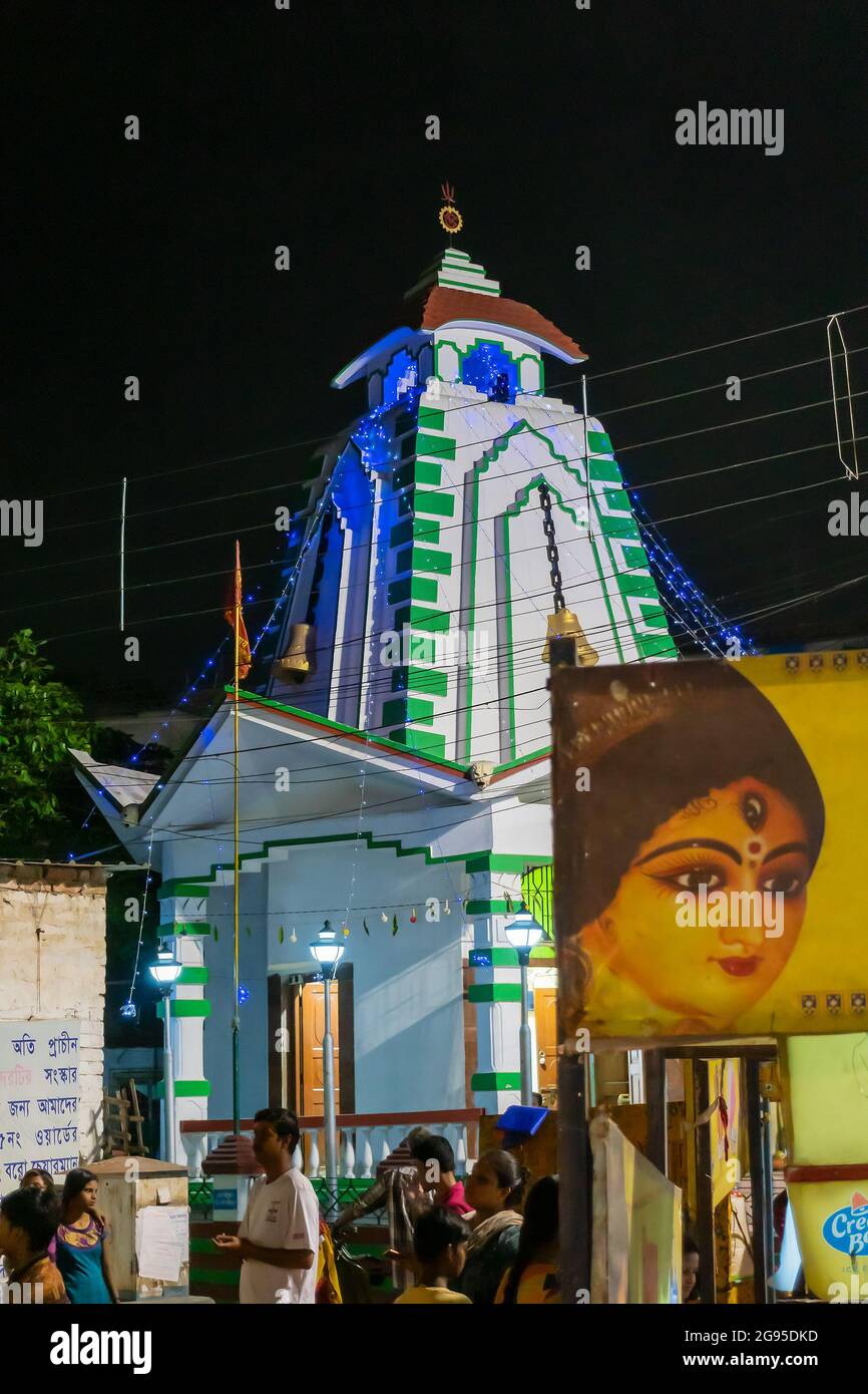 Howrah, Bengala Occidentale, India - 14th Aprile 2019 : Tempio ben illuminato di Lord Shiva alla vigilia del nuovo anno bengalese, conosciuto come Gajan o festival Charak. Foto Stock