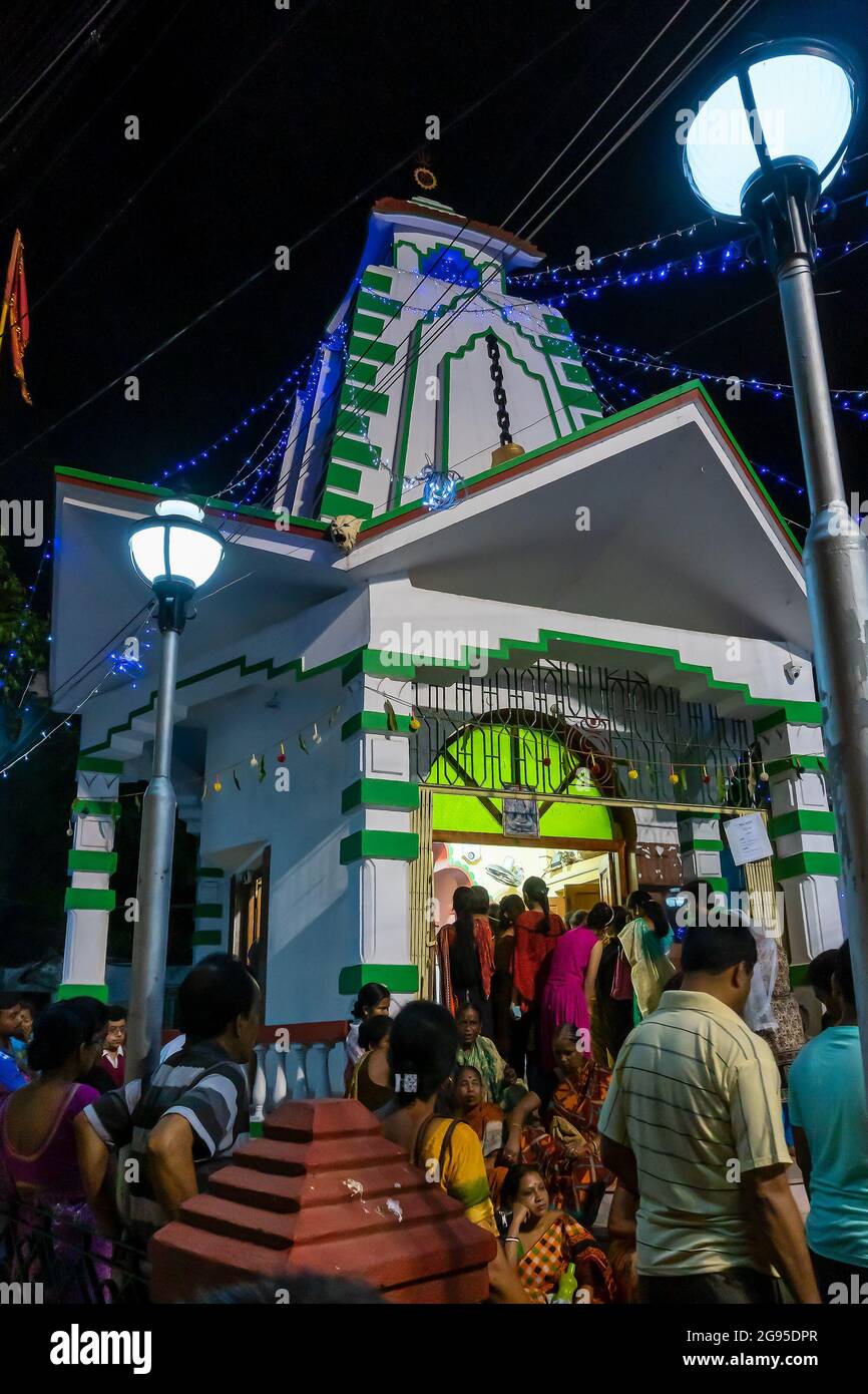 Howrah, Bengala Occidentale, India - 14 Aprile 2019 : Tempio ben illuminato di Signore Shiva alla vigilia del nuovo anno bengalese, conosciuto come Gajan o festival Charak , at Foto Stock