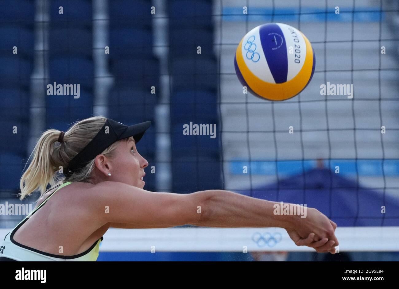 (210724) -- TOKYO, 24 luglio 2021 (Xinhua) -- Karla Borger di Germania compete durante la partita preliminare femminile di Beach volley tra la Svizzera Anouk Verge-Depre/Joana Heidrich e la tedesca Julia Sude/Karla Borger ai Giochi Olimpici di Tokyo 2020, Giappone, 24 luglio 2021. (Xinhua/li He) Foto Stock