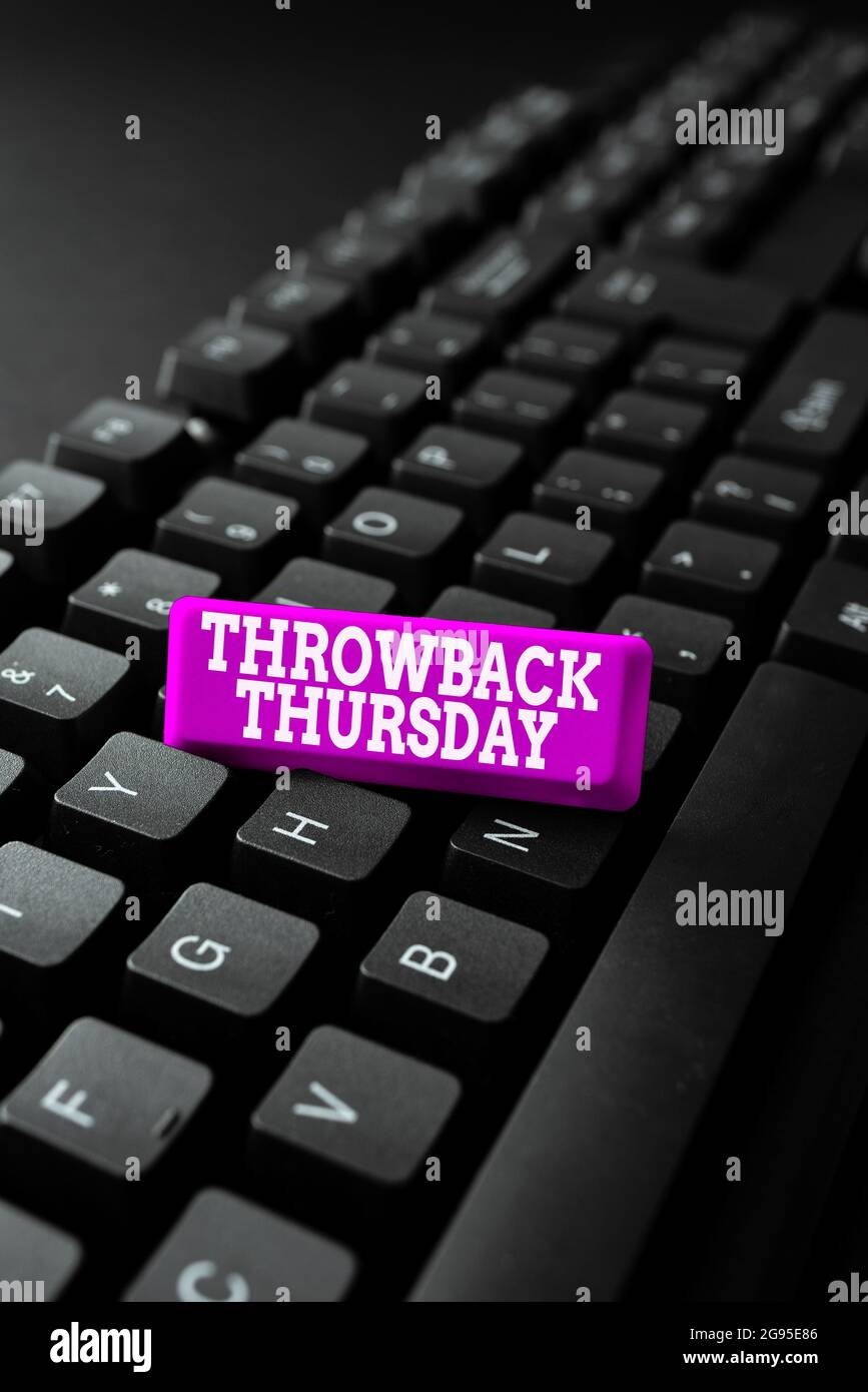 Cartello che mostra Throwback Thursday. Concetto di business sapiente rivisitare del passato utilizzato nei social media entrando nuovi codici di programmazione, digitando Foto Stock