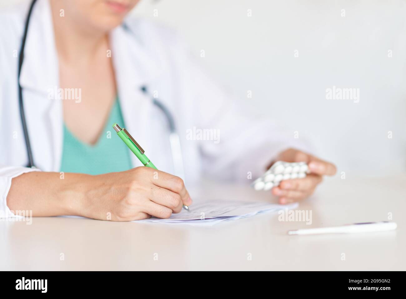 Primo piano di un medico femminile che prescrive pillole Foto Stock