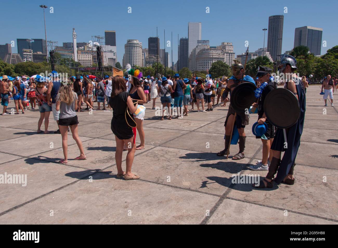 Rio de Janeiro, Brasile - 8 febbraio 2016: Migliaia di brasiliani Street carnevale blocco chiamato 'Sergeant Pepper' nel parco Flamengo. Foto Stock