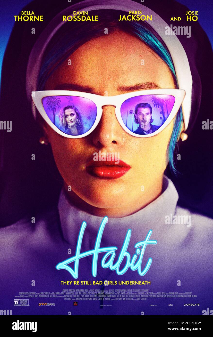 Habit (2021) diretto da Janell Shirtcliff con Bella Thorne, Libby Mintz e Josie ho. Una ragazza di partito astuta di strada si mescola in su in un affare violento della droga e trova una via possibile fuori mascherando come un Nun. Foto Stock