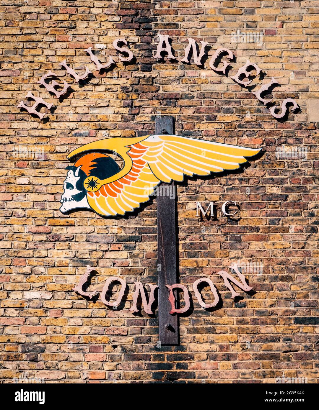 Hells Angels emblema su un muro di sfondo a Shoreditch, Londra Est, Regno Unito. Foto Stock