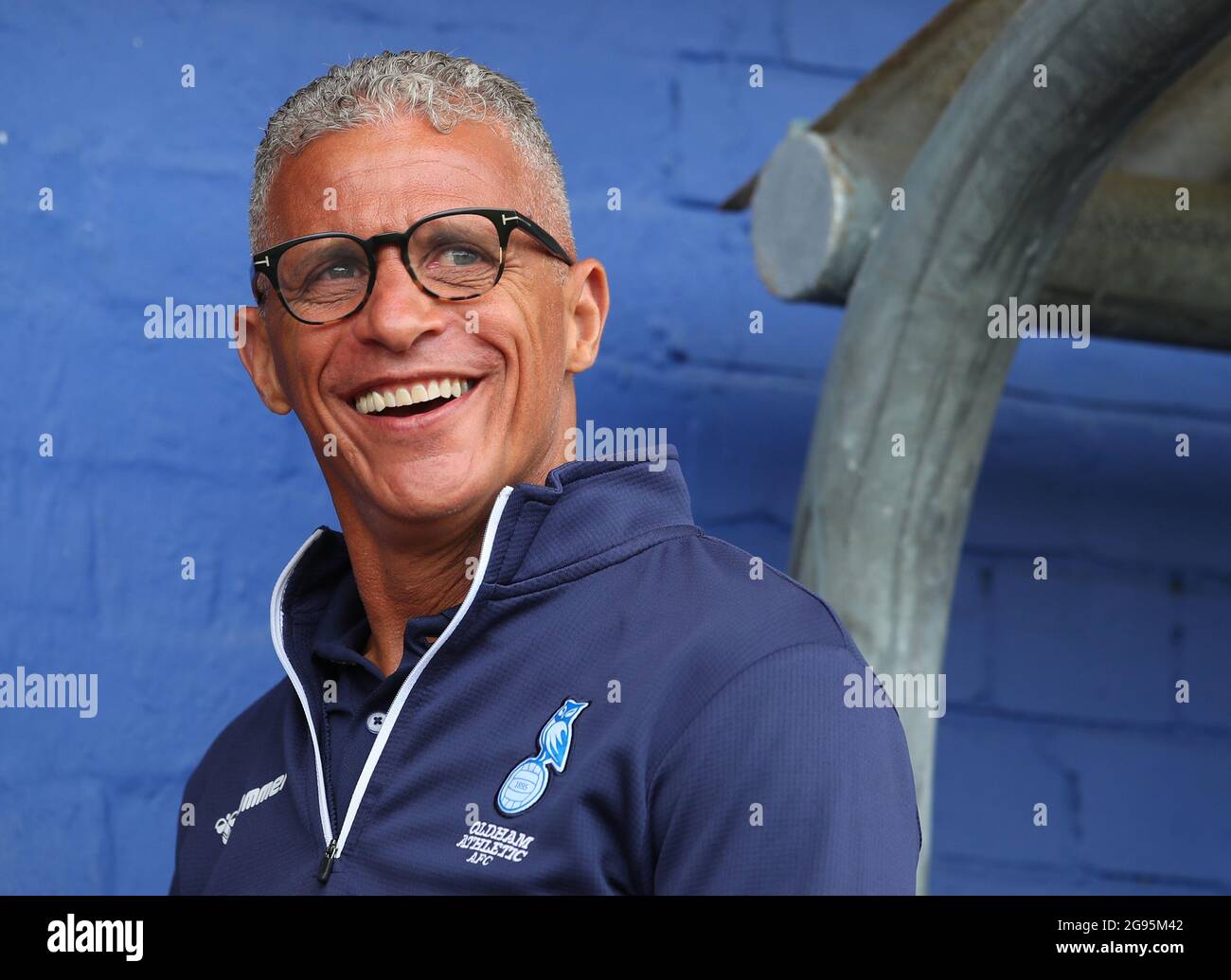 Oldham, Inghilterra, 24 luglio 2021. Keith Curle manager di Oldham Athletic durante la partita pre-stagione friendly al Boundary Park, Oldham. L'immagine di credito dovrebbe essere: Simon Bellis / Sportimage Foto Stock