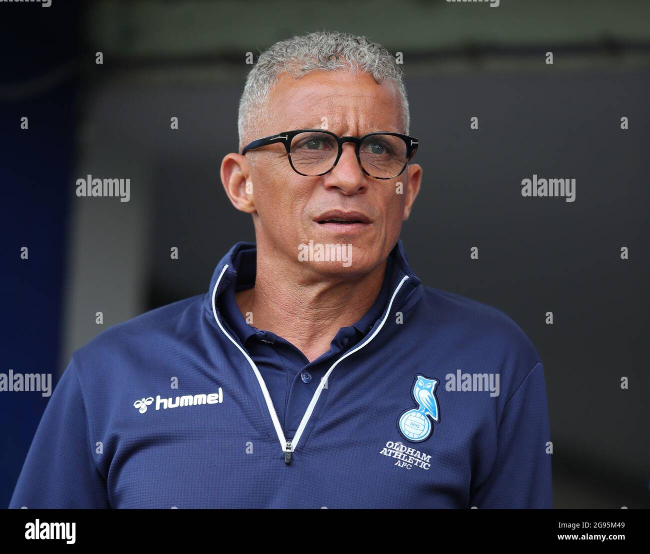 Oldham, Inghilterra, 24 luglio 2021. Keith Curle manager di Oldham Athletic durante la partita pre-stagione friendly al Boundary Park, Oldham. L'immagine di credito dovrebbe essere: Simon Bellis / Sportimage Foto Stock