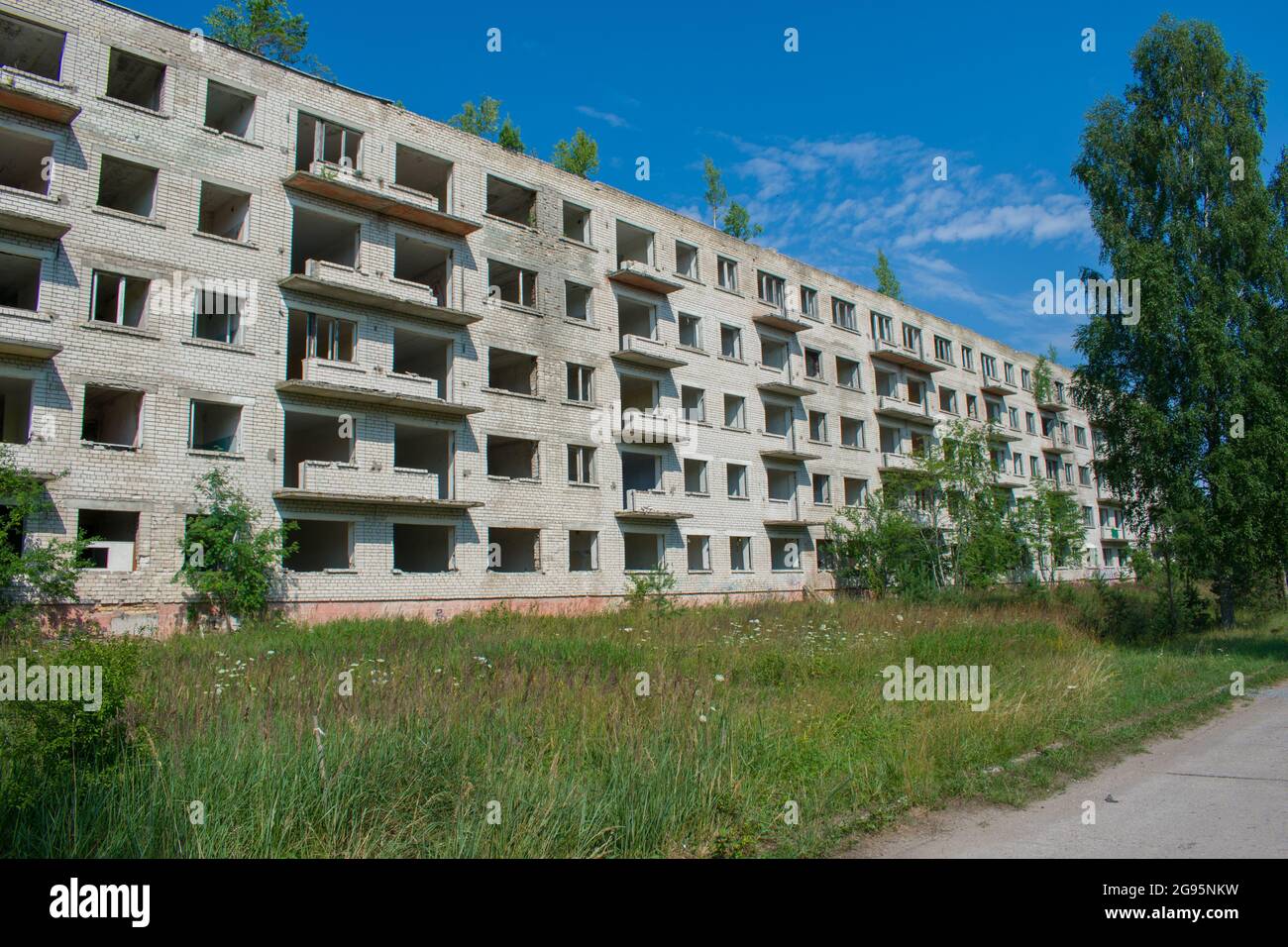 Abbandonato edificio residenziale in mattoni sovietici khrushchyovka Foto Stock