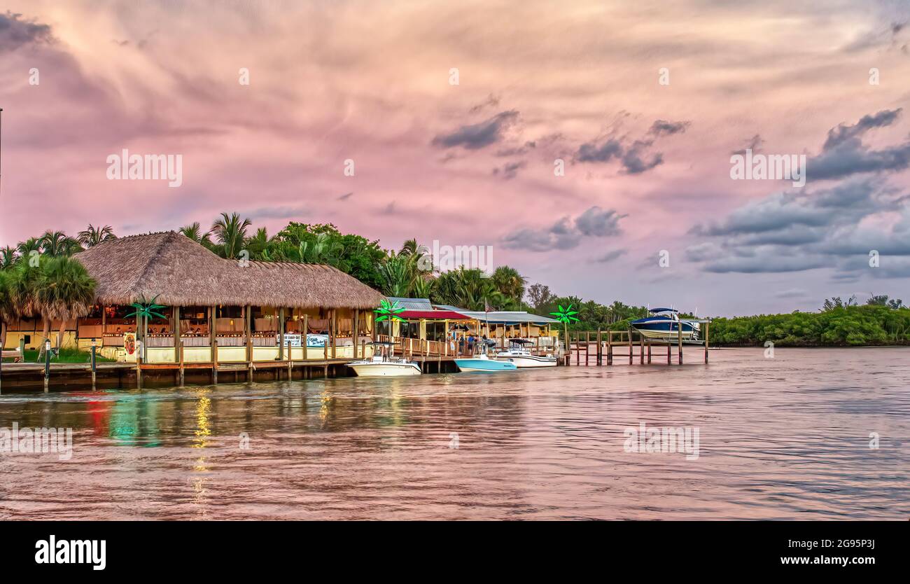Tramonto su Pops Sunset Grill sul Gulf Intercoastal Waterway a Nokomis, Florida USA Foto Stock