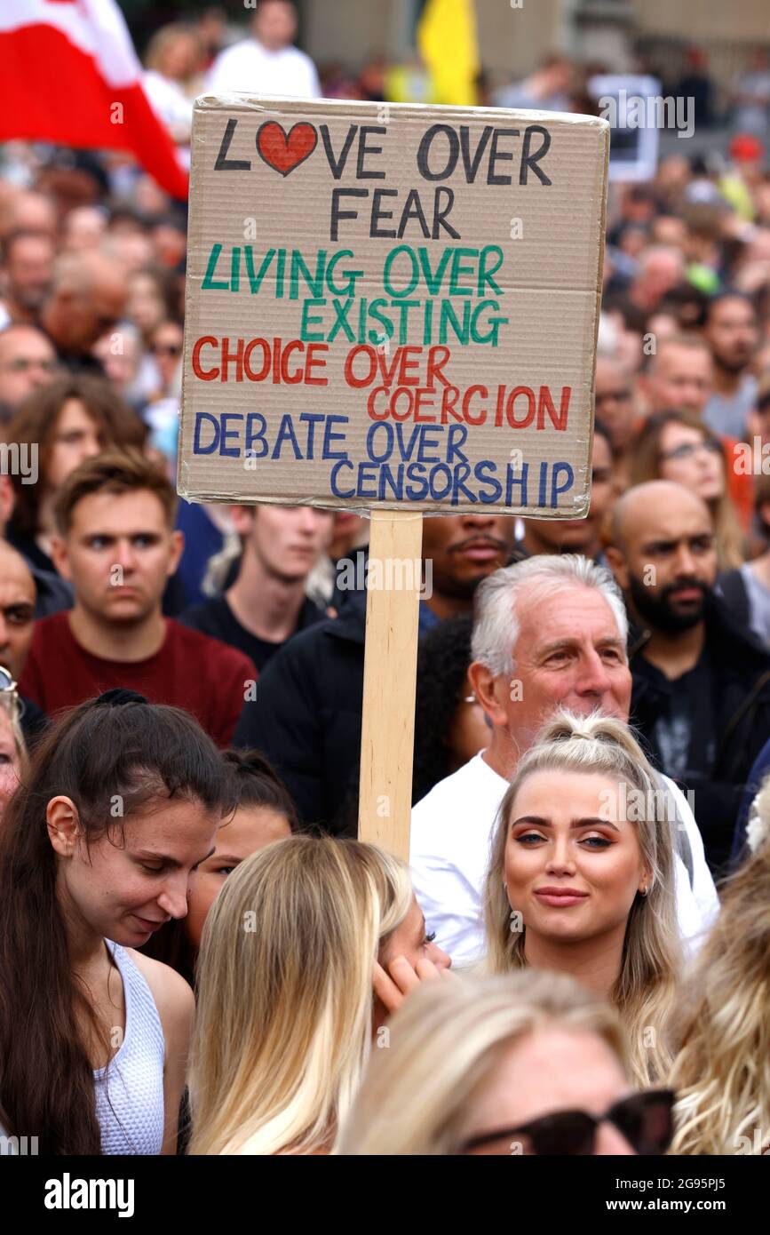 Londra, Regno Unito. 24 luglio 2021. Migliaia di persone si riuniscono a Trafalgar Square per protestare contro il programma di vaccinazione e per celebrare la Giornata Mondiale della libertà con eventi che si svolgono in tutto il mondo. Dimostrazione anti-Vaxx. Westminster. I dimostranti anti anti anti anti-Vaxx dimostrano contro i governi la libertà e l'introduzione di passaporti per i vaccini. Credit: Mark Thomas/Alamy Live News Foto Stock