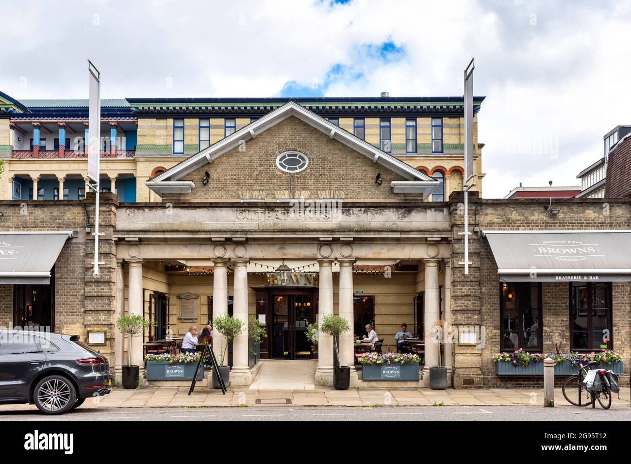 CAMBRIDGE INGHILTERRA PORTICO IN PIETRA AMBULATORI INGRESSO AL VECCHIO OSPEDALE ADDENBROOKES ORA BROWNS BAR Foto Stock