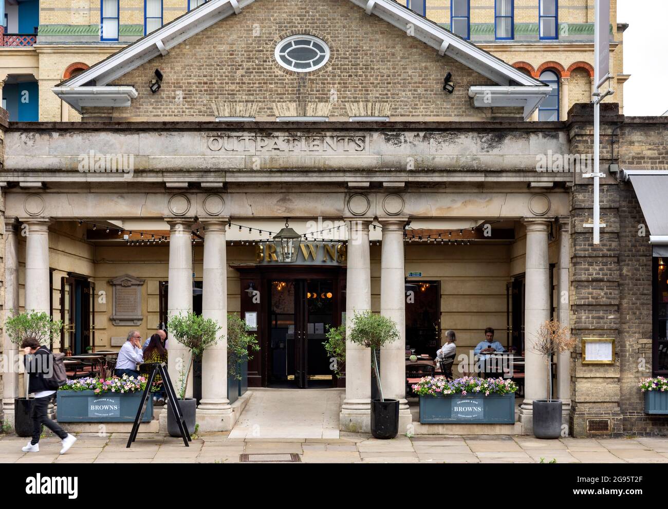 CAMBRIDGE INGHILTERRA IL PORTICO DI PIETRA AMBULATORI ENTRATA AL VECCHIO OSPEDALE ADDENBROOKES ORA BROWNS BAR Foto Stock