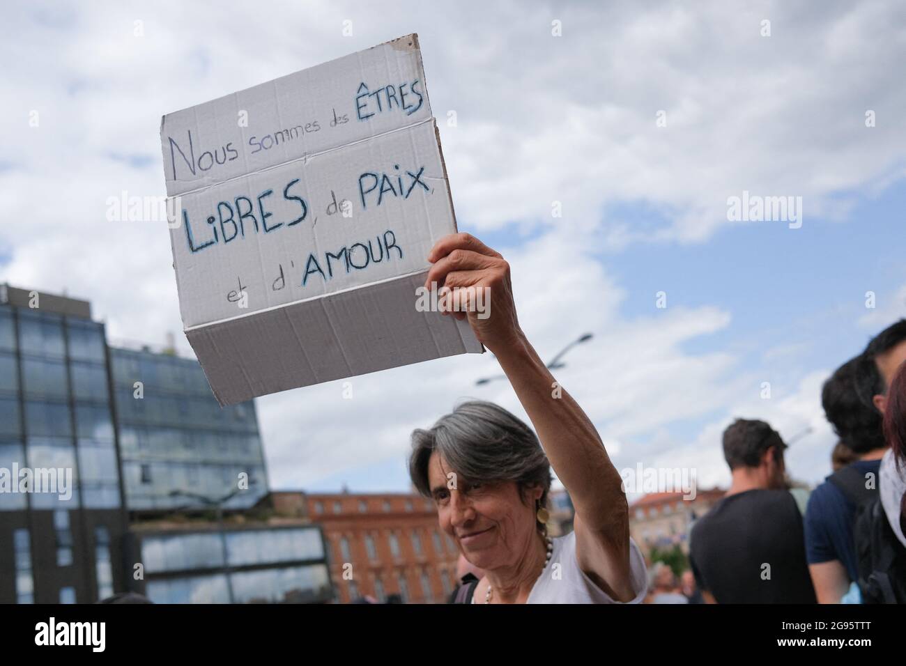 Anziano protestore con un segno di libertà, pace e amore. Il 24 luglio 2021, diverse migliaia di persone hanno sfidato il divieto prefetturale di dimostrare per la quarta volta, marciando per le strade di Tolosa (Francia). Cantando la parola "libertà", e gli slogan anti-Macron, i manifestanti hanno marciato sui viali del centro della città, protestando così contro il Passo sanitario e un obbligo di vaccinazione che non avrebbe detto il suo nome. Foto di Patrick Batard / ABACAPRESS.COM Foto Stock