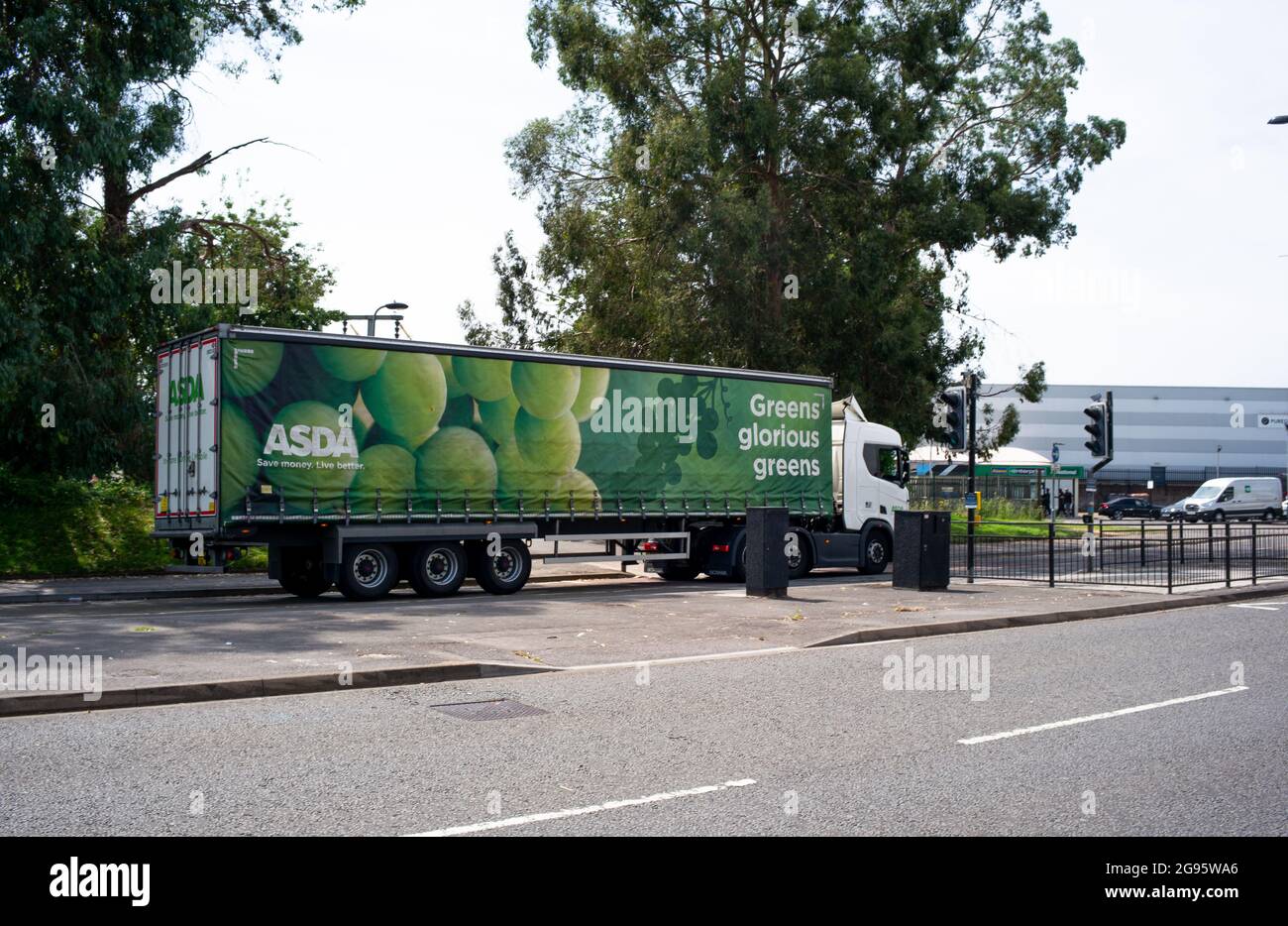 Un autocarro Asda che trasporta merci alimentari ai supermercati attraversa Southampton dopo essere stato trasportato al supermercato del centro città. Foto Stock