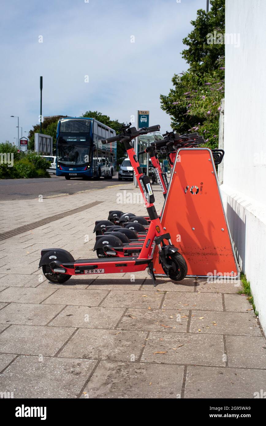 Noleggio di voi e-scooters in prova nel centro di Southampton per portare un modo ecologico di non emissione di persone di viaggiare per la città. Foto Stock